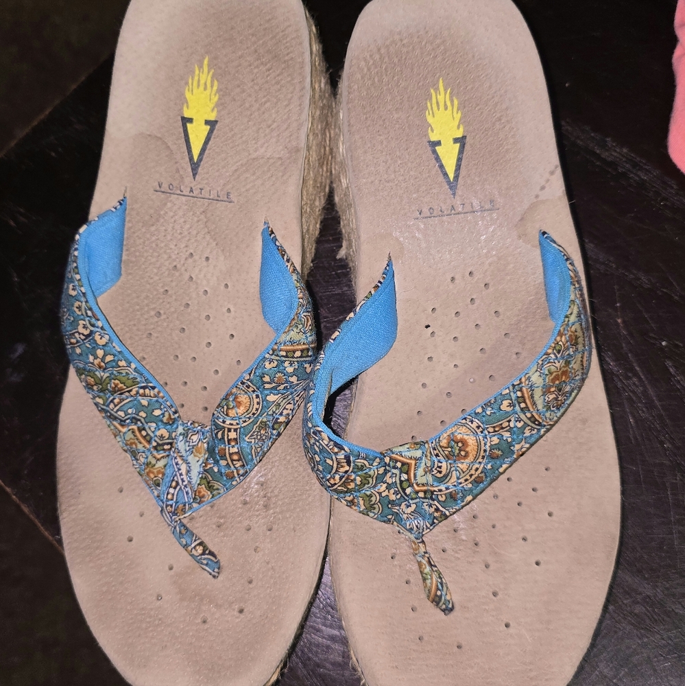 Volatile sz. 8 blue flip flops